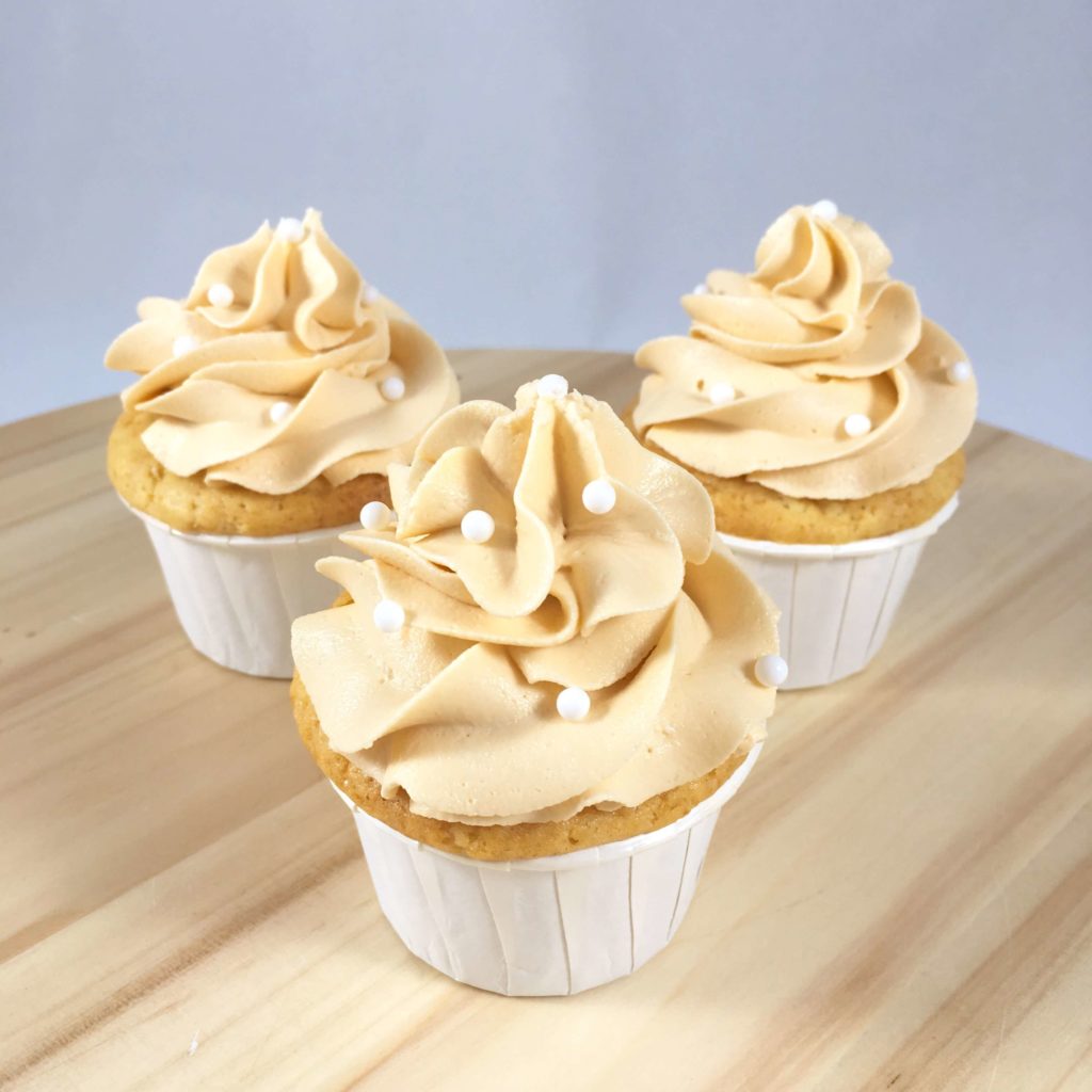 Cupcakes Cor Beje com Bolinhas Brancas | Cupcakes c/ Tema da Festa